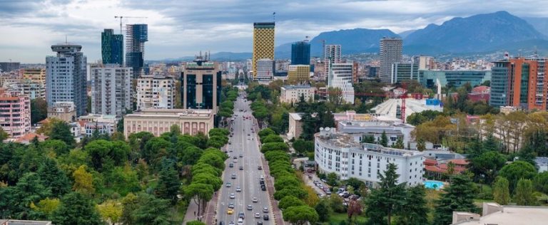 atraksione në Tiranë dhe arkitektura moderne.