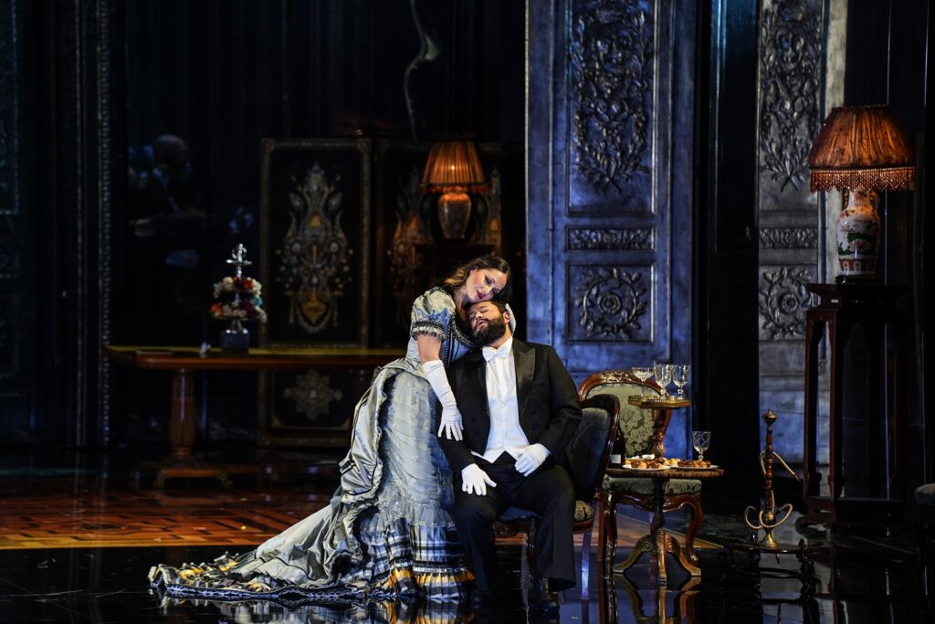 teatër në Tiranë dhe aktorët gjatë një performance në skenë