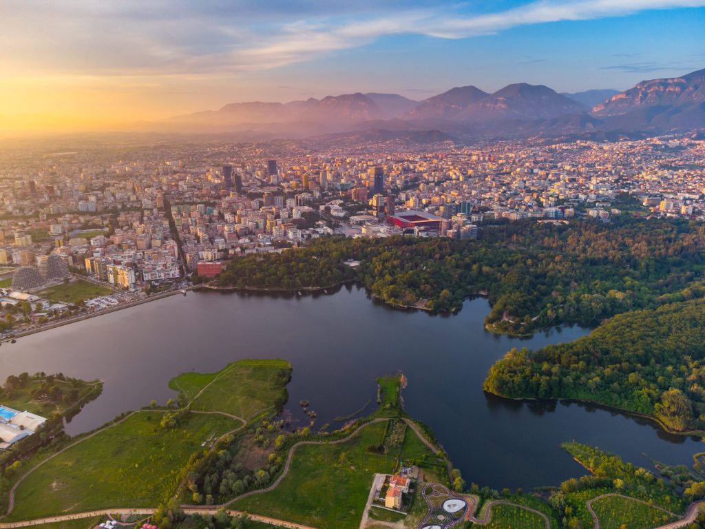 atraksione natyrore në Tiranë dhe pamja nga liqeni.