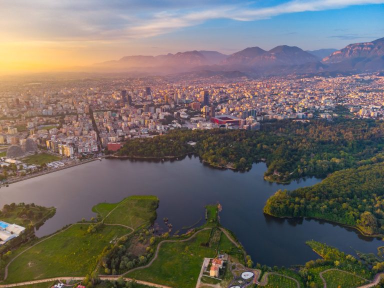 atraksione natyrore në Tiranë dhe pamja nga liqeni.