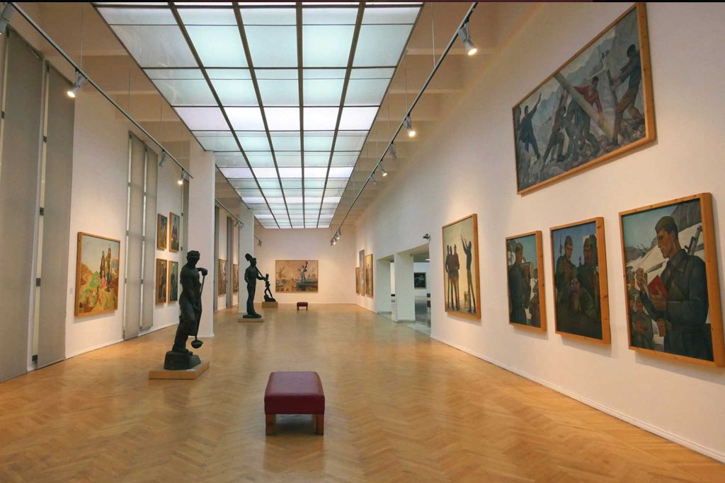 galeri në Tiranë dhe veprat e artit shqiptar.