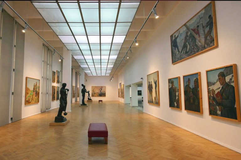 galeri në Tiranë dhe veprat e artit shqiptar.